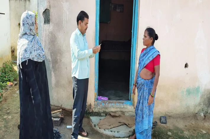 636 పెన్షన్ దరఖాస్తులపై క్షేత్రస్థాయి పరిశీలన: ఎంపీడీవో ఆనంద్