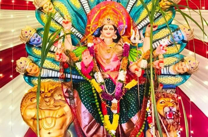 శ్రీ లలితా త్రిపుర సుందరి దేవి అవతారంలో ఫ్రెండ్స్ యూత్ అమ్మవారు