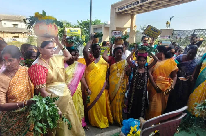 సమ్మె బాట పట్టిన ఏఎన్ఎంలు.. చిన్నారులకు అందని టీకాలు