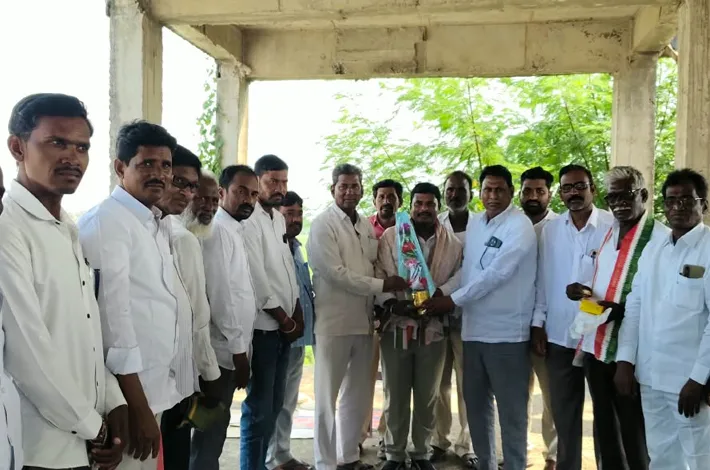 సామ రూపేష్ రెడ్డిని సత్కరించిన కాంగ్రెస్ నాయకులు ....