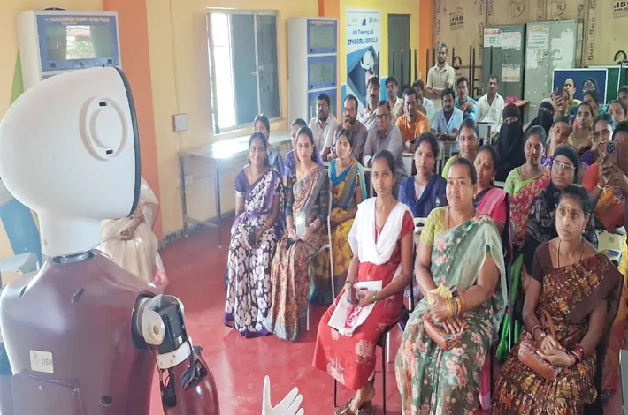 తెలంగాణలో తొలి ప్రభుత్వ పాఠశాల రోబో టీచర్‌