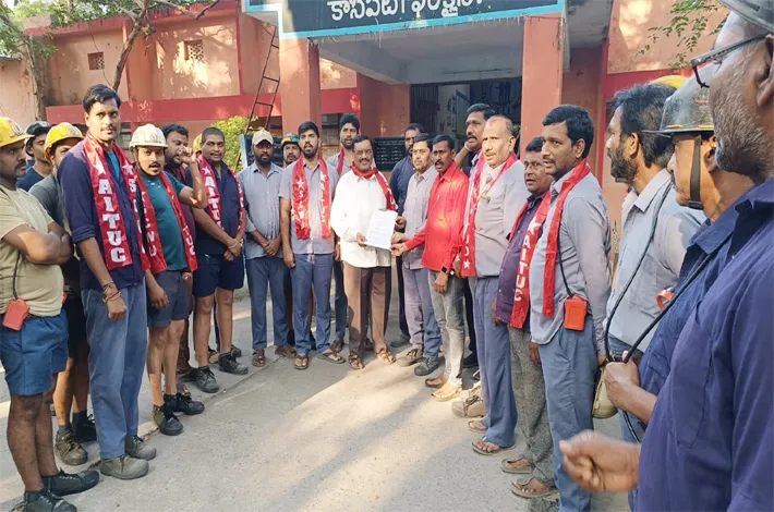 కార్మిక సమస్యలపై ఏఐటీయూసీ మెమోరాండం