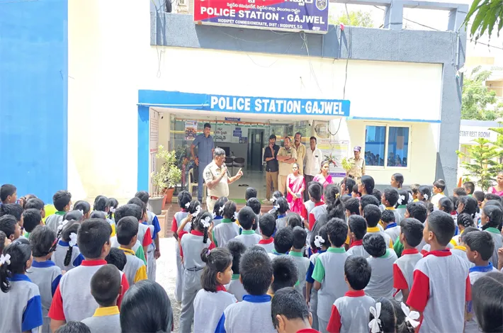 విద్యార్థులకు ప్రభుత్వ శాఖలపై అవగాహన