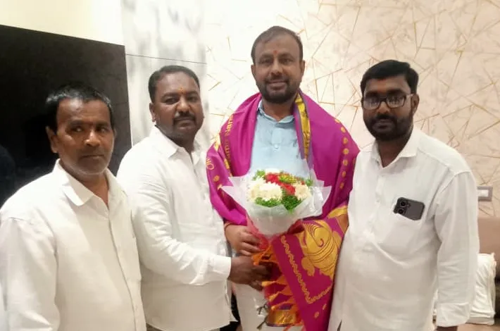 తోటకూర వజ్రేష్ యాదవ్‎ను కలిసి ఆటో యూనియన్ నాయకులు