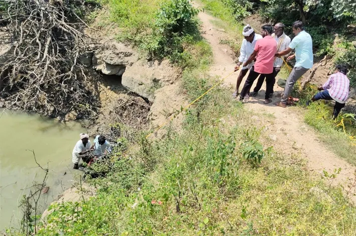 బైక్ తో సహా బావిలో పడ్డ రైతు