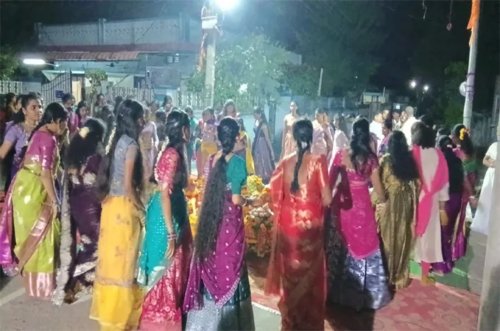 వినోబాబావే కాలనీలో ఘనంగా బతుకమ్మ వేడుకలు