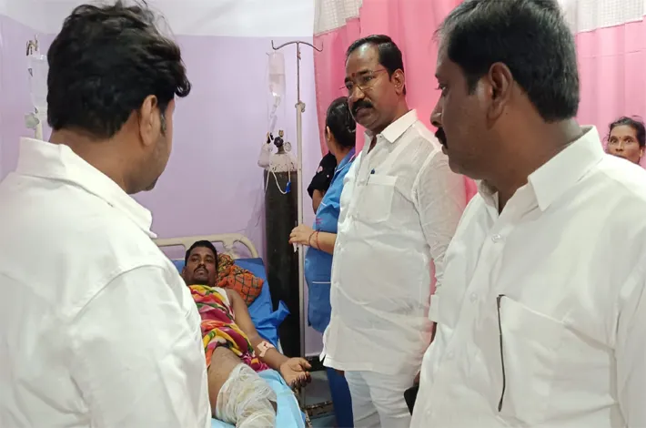 పాముకాటు బాధితుడిని పరామర్శించిన వైస్ చైర్మన్ సుధాకర్