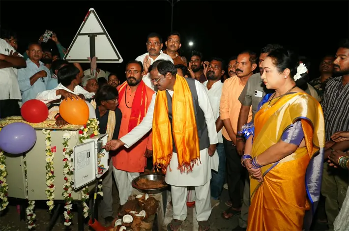 నూతన సెంట్రల్ లైటింగ్ ని ప్రారంభించిన మంత్రి