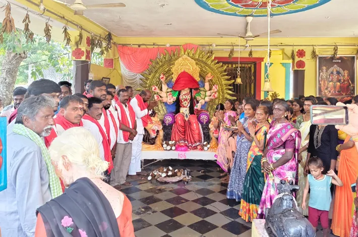  దుర్గామాత వైభవం.. భక్తులతో పల్లెకు పండుగ శోభ