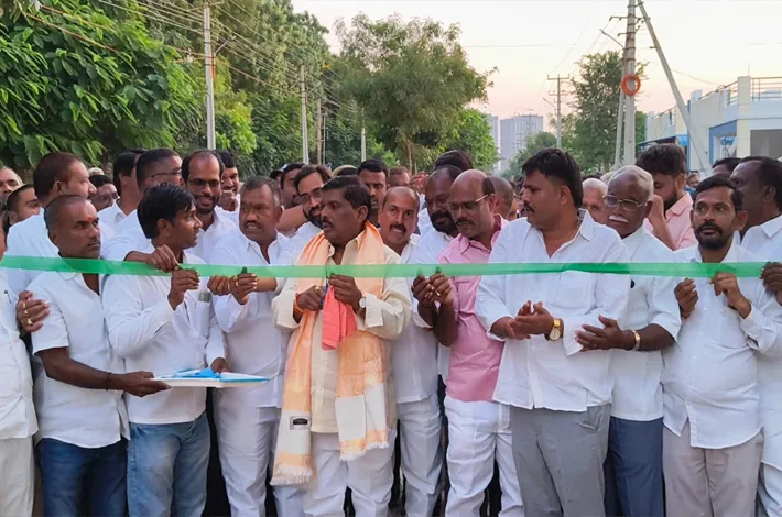 మాజీ కౌన్సిలర్ నిర్మించిన సి.సి.రోడ్డును ప్రారంభించిన ఎమ్మెల్యే 