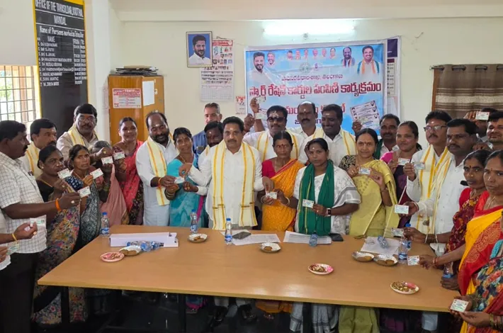 కడ్తాల్‌లో స్మార్ట్ రేషన్ కార్డుల పంపిణీ