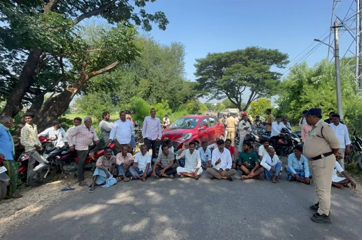 లోవోల్టేజీతో మోటార్లు కాలిపోతున్నాయని ధర్మారం రైతుల రాస్తారోకో