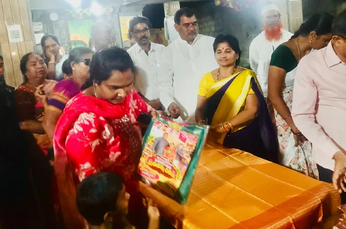 దసరా నేపథ్యంలో మహిళలకు చీరల పంపిణీ