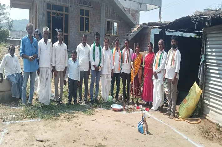 ఇందిరమ్మ ఇంటి నిర్మాణానికి భూమి పూజ