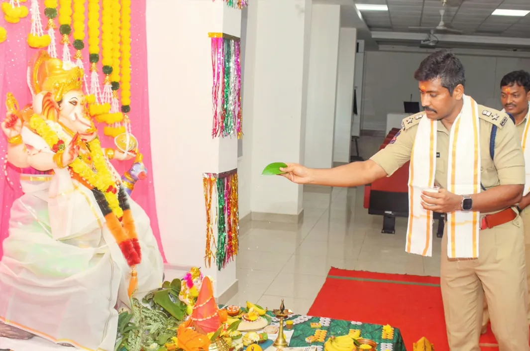 పోలీస్ కార్యాలయంలో కొలువుదీరిన గణనాథుడు