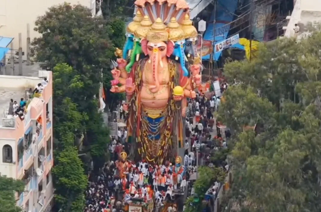 ఖైరతాబాద్ గణేశుడి శోభాయాత్ర షురూ