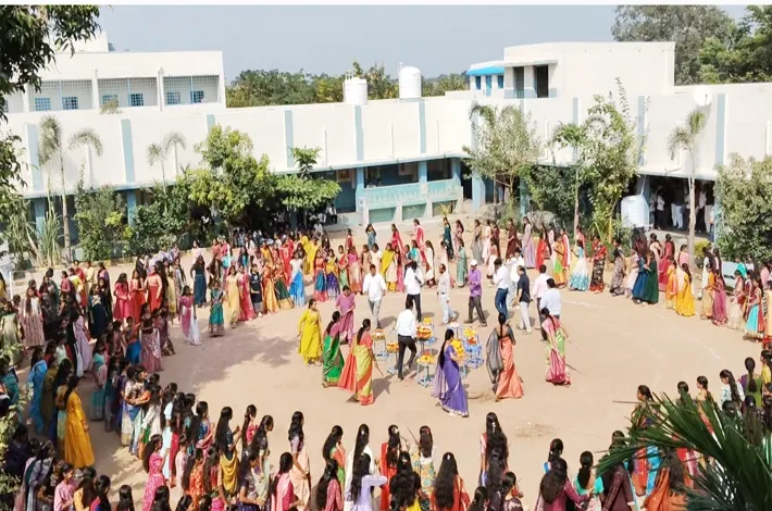 ఆదర్శ పాఠశాలలో విద్యార్థులతో కలిసి బతుకమ్మ వేడుక