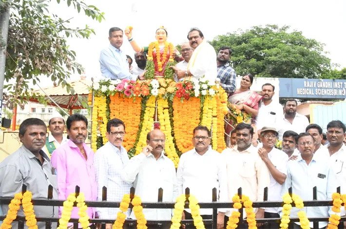 ఐలమ్మ పోరాటం ఆదర్శం