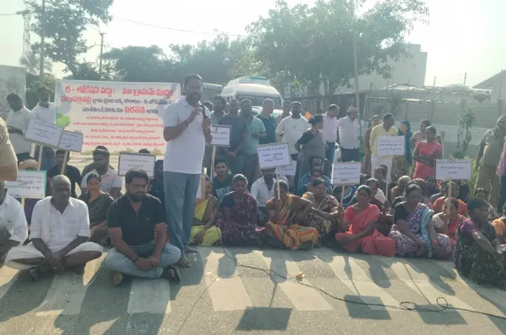 రీ-లొకేషన్ వద్దు.. మా గ్రామమే ముద్దు!