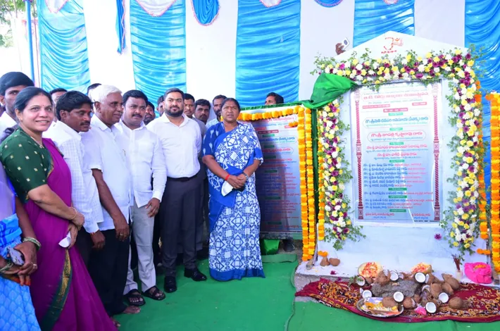 పట్టణాల నుంచి పల్లెలకు మేలైన రహదారుల: మంత్రి సీతక్క