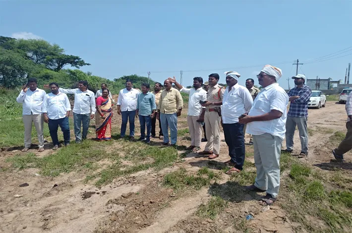 చెరువులను సందర్శించిన చైర్మన్ రాధాకృష్ణ