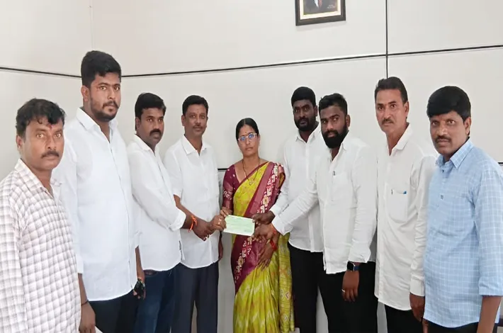 కల్యాణ లక్ష్మి చెక్కులు పంపిణీ చేసిన సర్పంచ్