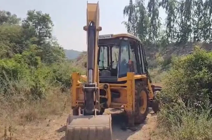 ప్రభుత్వ భూమిలో అక్రమ మట్టి తవ్వకాలు