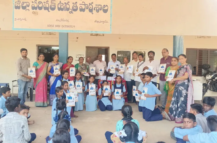 వాసవి-వనిత క్లబ్ ల ఆధ్వర్యంలో విద్యార్థులకు నోటు పుస్తకాలు పంపిణీ
