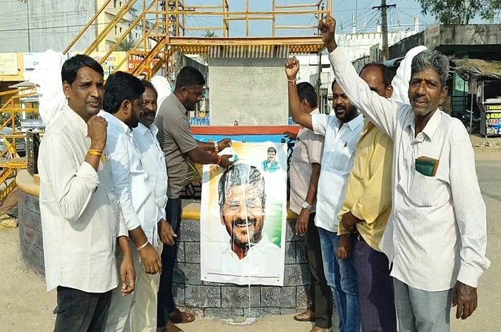 సీఎం రేవంత్ రెడ్డికి పాలాభిషేకం