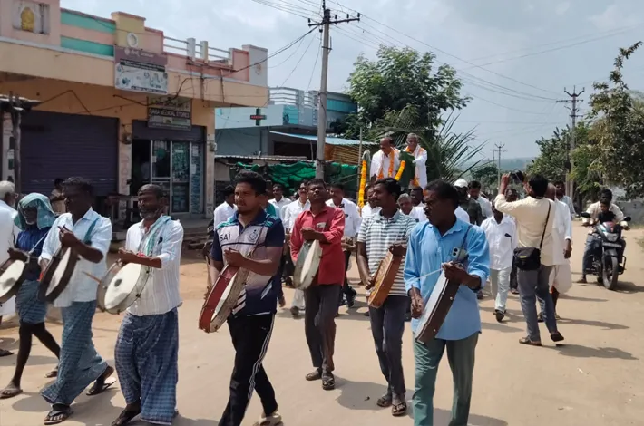 గురువులను ఎడ్ల బండిపై ఊరేగింపు