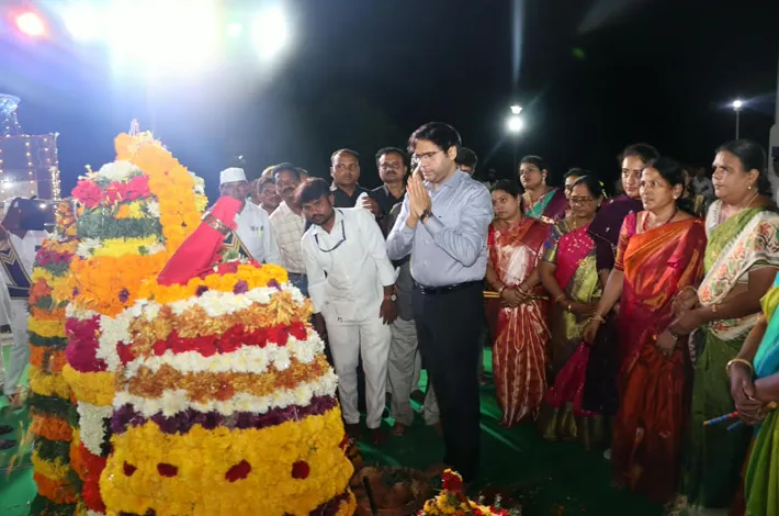 ఐడీఓసీలో అంగరంగ వైభవంగా బతుకమ్మ సంబరాలు 