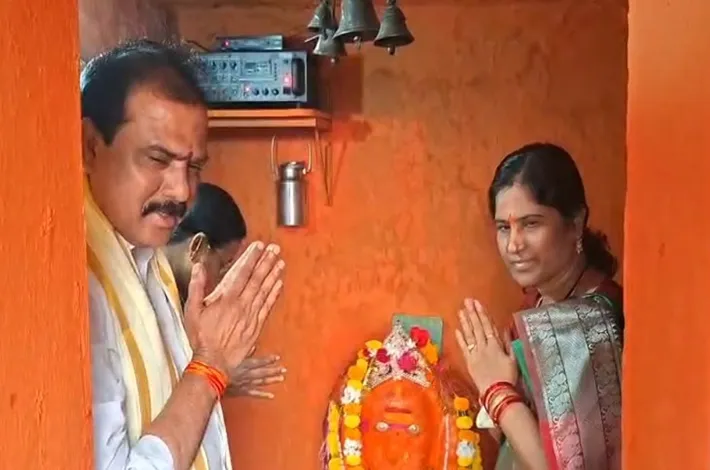 అమ్మవారి చెంతకు ఎమ్మెల్యే జంట