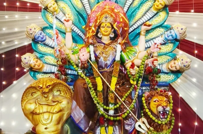 మహిషాసురమర్థిని దేవి అవతారంలో ఫ్రెండ్స్ యూత్ అమ్మవారు