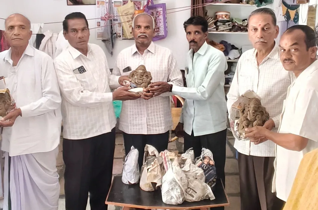 తాడువాయిలో మట్టి గణపతుల పంపిణీ