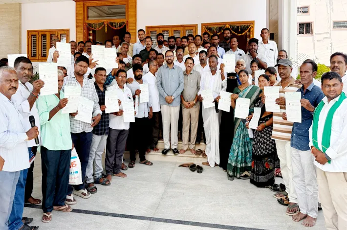 సీఎంఆర్‌ఎఫ్ చెక్కులు పంపిణీ