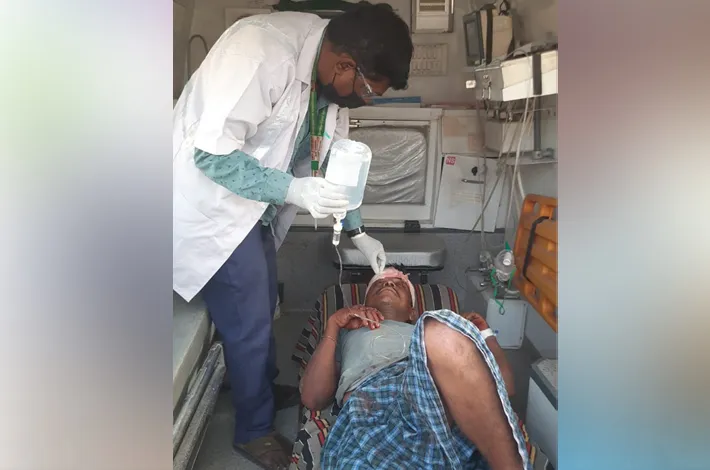 మంథని మార్కెట్‌ రోడ్డుపై వ్యక్తికి తీవ్ర గాయాలు
