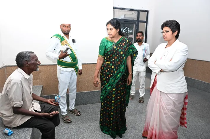 వృద్ధుడికి కలెక్టర్ భరోసా