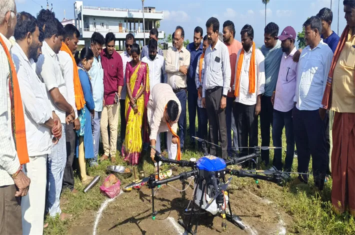 వ్యవసాయ పనుల్లో డ్రోన్ల వాడకం ద్వారా రైతులకు లాభాలు 