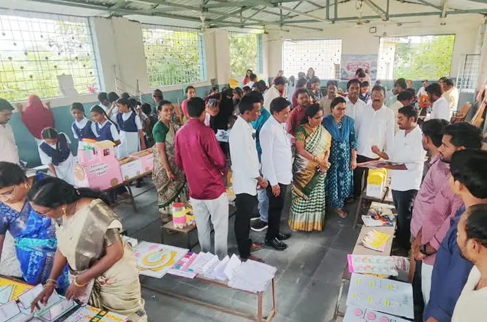 ఆకట్టుకున్న బోధనోపకరణ మేళా