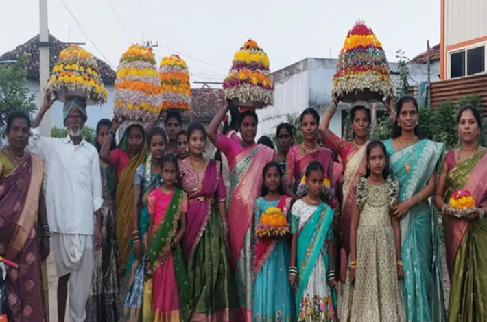 సాలూరలో మిన్నంటిన బతుకమ్మ సంబరాలు