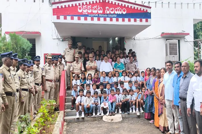 విద్యార్థులు లక్ష్యం వైపు పయనించాలి:డిసిపి భూక్య రామ్‎రెడ్డి 