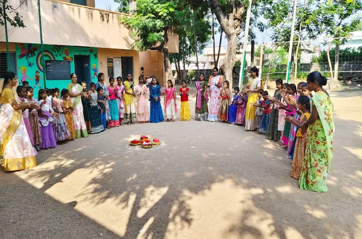 మాచాపూర్ పాఠశాలలో ముందస్తు బతుకమ్మ సంబరాలు