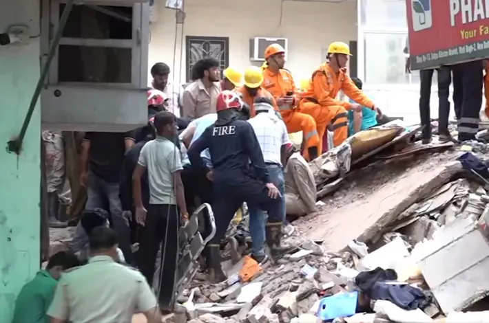 ఢిల్లీలో కుప్పకూలిన భవనం