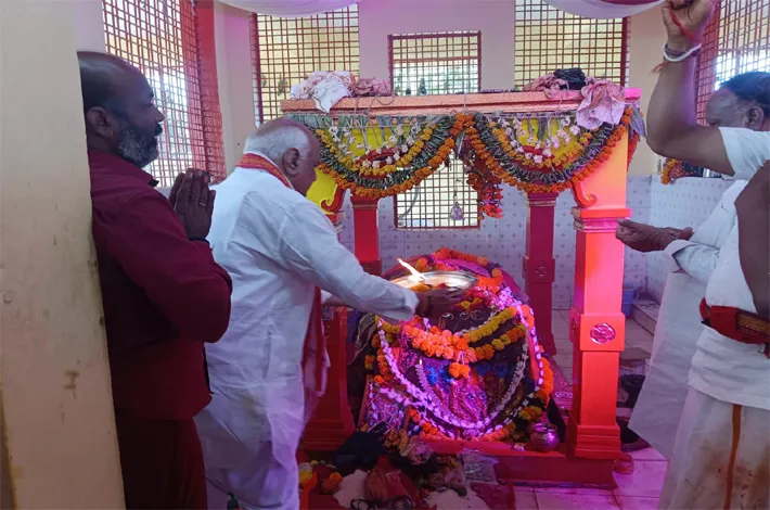 గుట్ట పోచమ్మ ఆలయంలో ఎమ్మెల్యే పూజలు