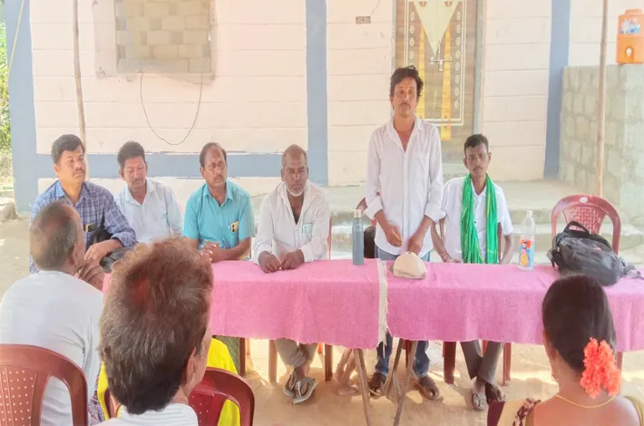 ఆదర్శ గ్రామ నిర్మాణానికి గ్రామస్తుల సమష్టి కృషి