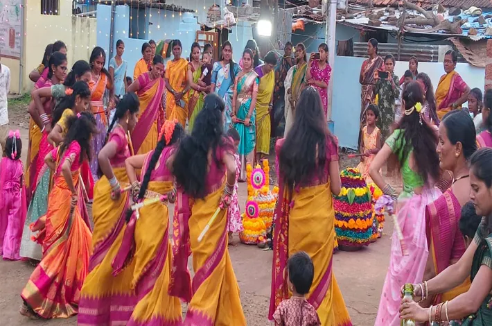గణేష్ కాలనీలో ఘనంగా సద్దుల బతుకమ్మ సంబరాలు