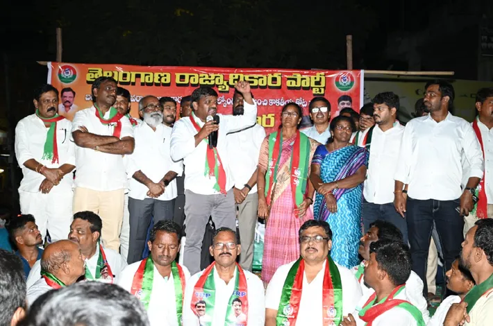 యువత రాజకీయాల్లోకి రావాలి