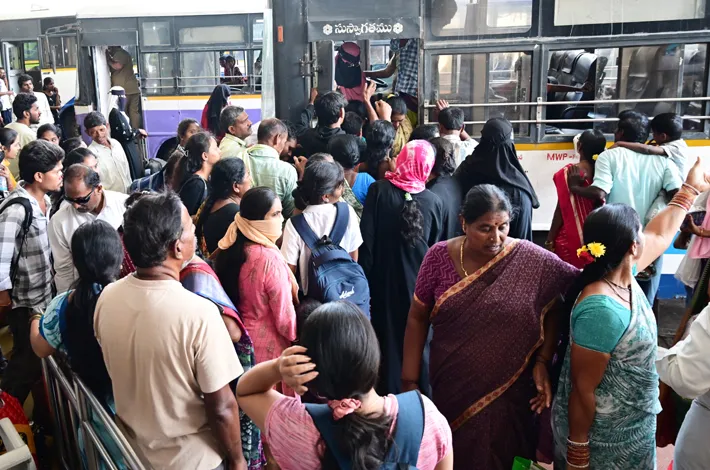 ఆర్టీసీ బస్సుల్లో దసరా రద్దీ