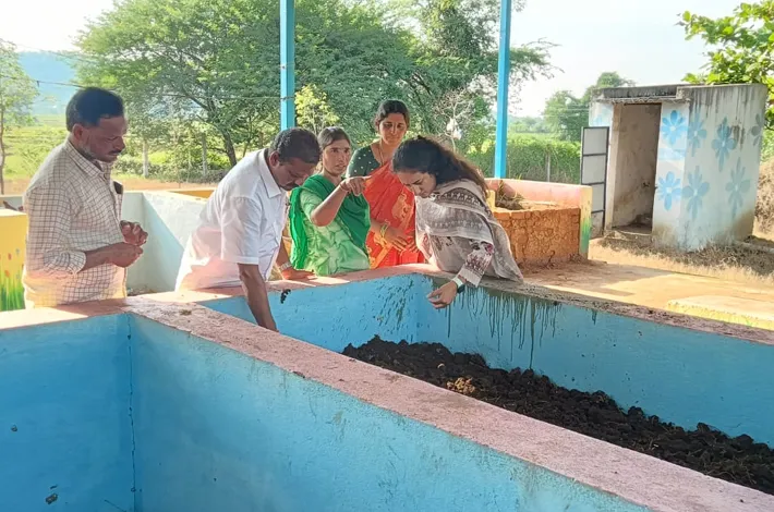 మొండికుంటలో డిపిఓ అనూష పర్యటన