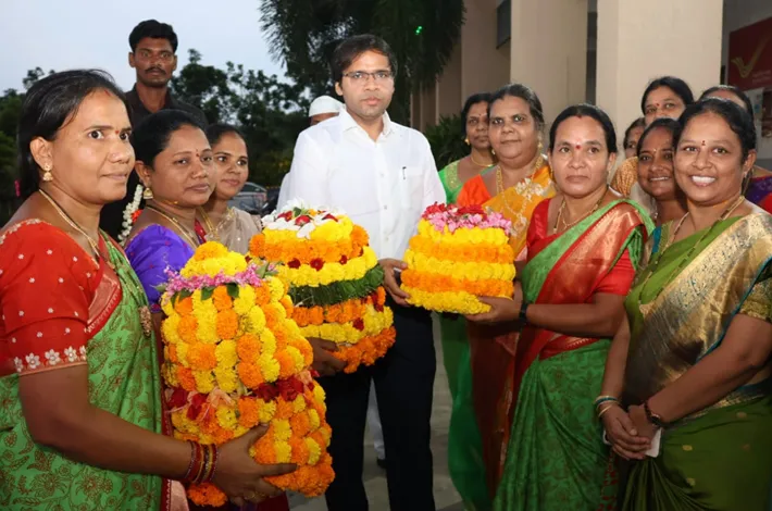 ఐడీఓసీలో బతుకమ్మ వేడుకలు.. పాల్గొన్న కలెక్టర్